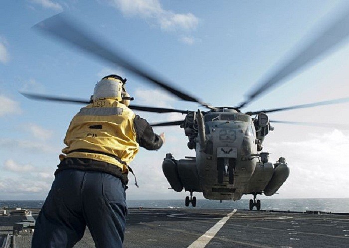Trực thăng CH-53E thuộc Phi đội trực thăng trên hạm hạng nặng 464 đang hạ cánh trên tàu đổ bộ USS Gunston Hall